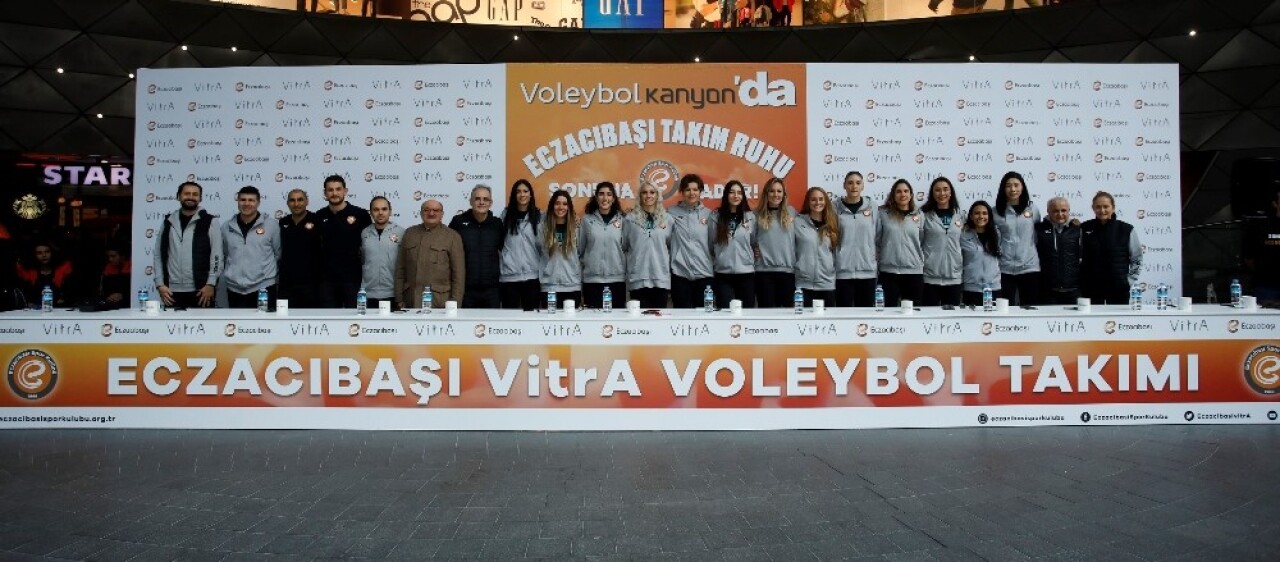 Eczacıbaşı VitrA, Kanyon’da voleybolseverlerle buluştu