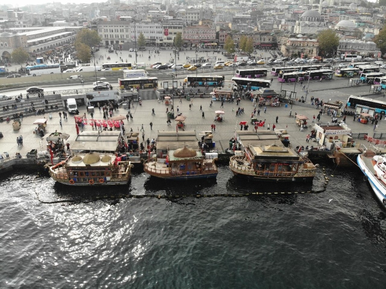 Balıkçılar bir süre daha Eminönü’nde faaliyet göstermeye devam edecek