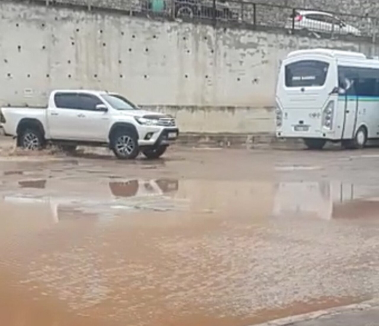 Erdek otogarı yağmur sonrası göle döndü
