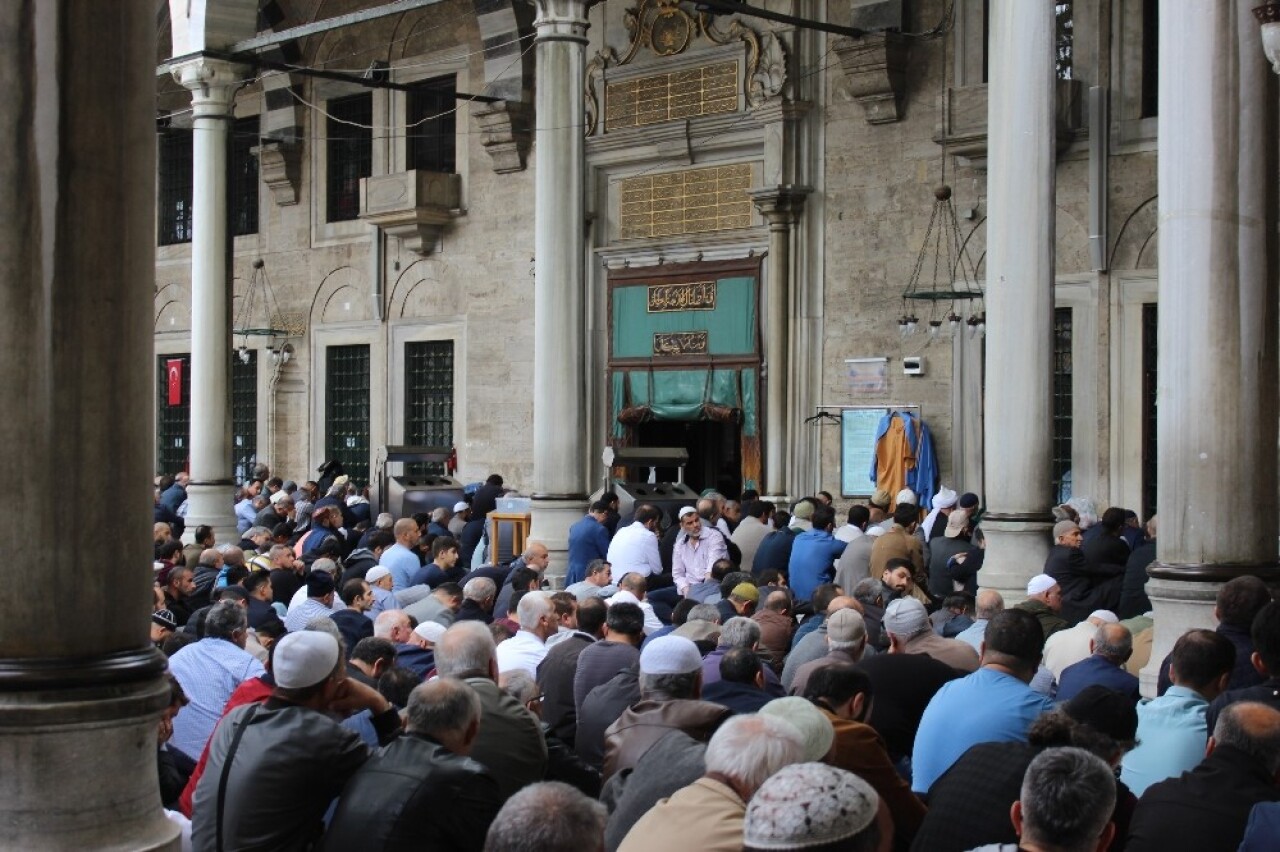 Eyüp Cami’nde binlerce kişi Mehmetçik için dua etti