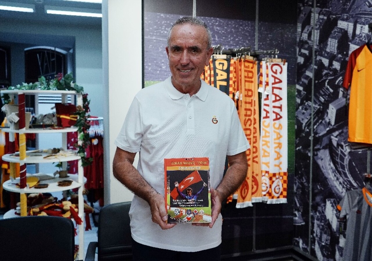 Galatasaray efsanesi Zoran Simoviç, imza gününde taraftarlarla buluştu