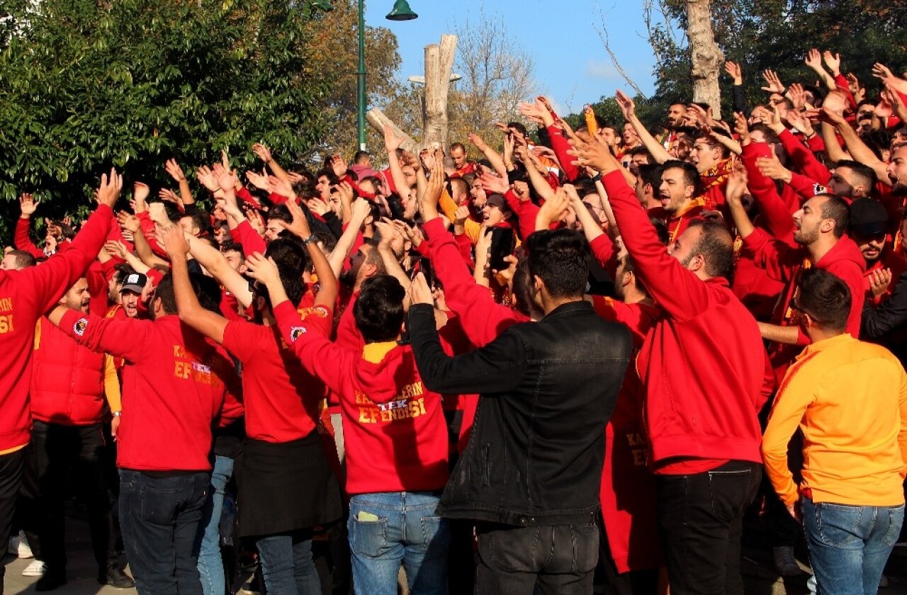 Galatasaray taraftarı Taksim’de toplandı