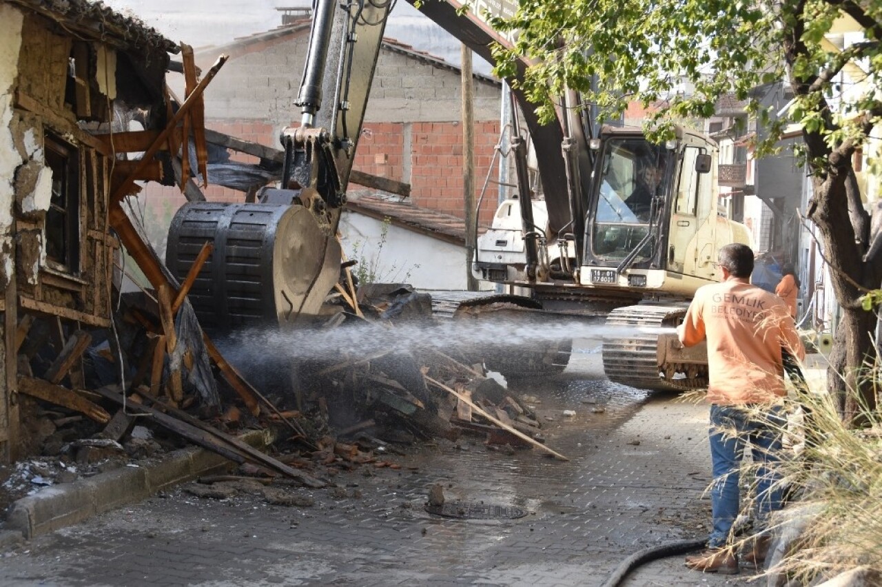 Gemlik Belediyesi’nden metruk bina temizliği