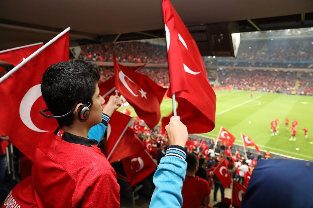 Görme engelli çocuklar milli maç heyecanını canlı sesli betimlemeyle yaşadı