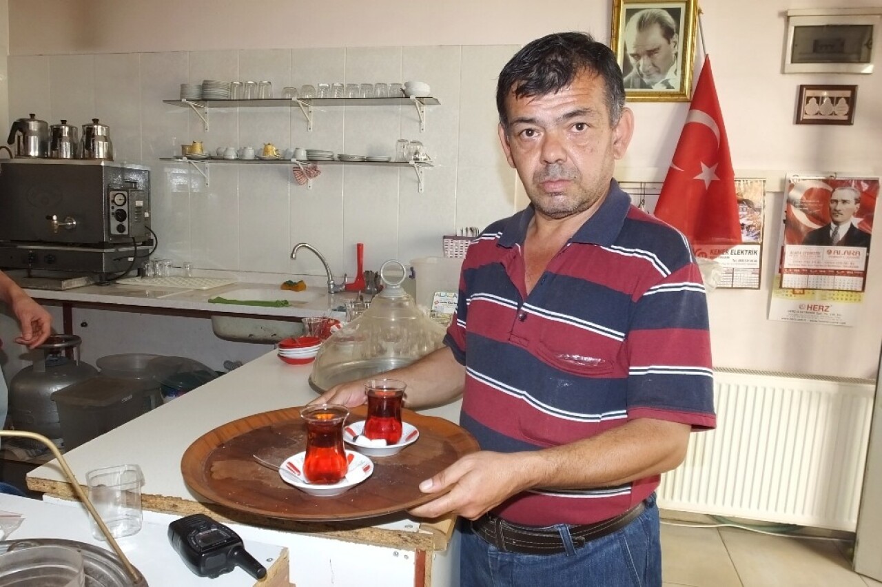 Gündüz çay satıyor, gece şarkı söylüyor