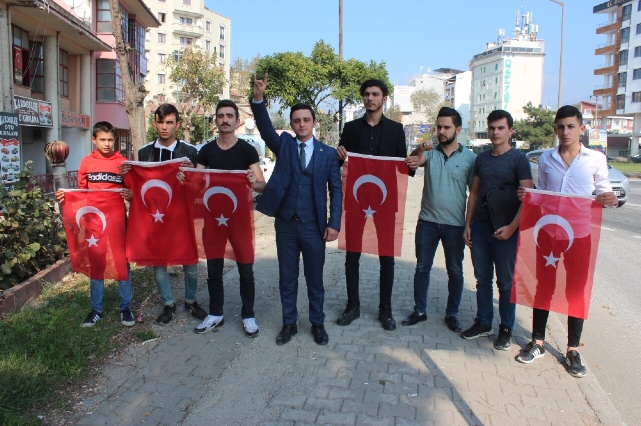 İstanbul yolundaki sürücülere Türk Bayrağı dağıttılar