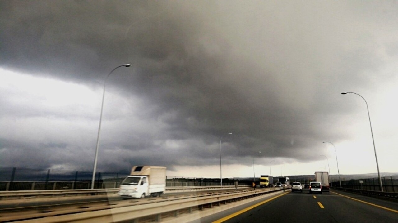 İstanbul’da bulutlar gündüzü geceye çevirdi