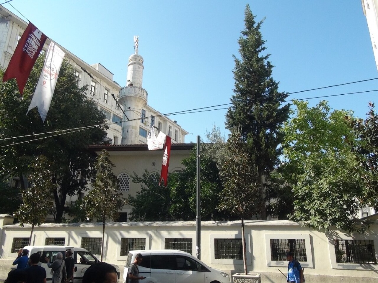 İstanbul’un en işlek caddesinde bulunan cami bahçesine diktiği ağaçlara gözü gibi bakıyor