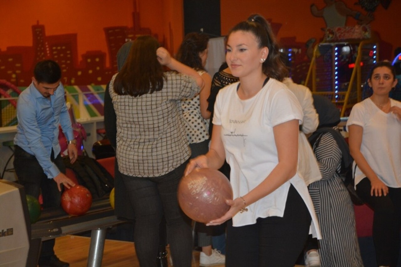 İzmit Belediyesi çalışanları, bowling turnuvasıyla stres attı