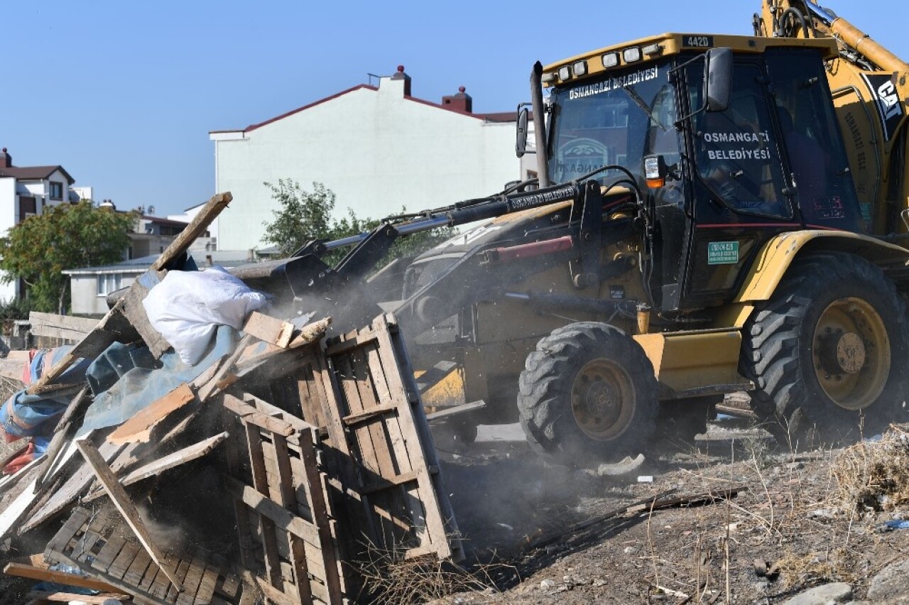 Kaçak ağıl ve kümesler yıkıldı