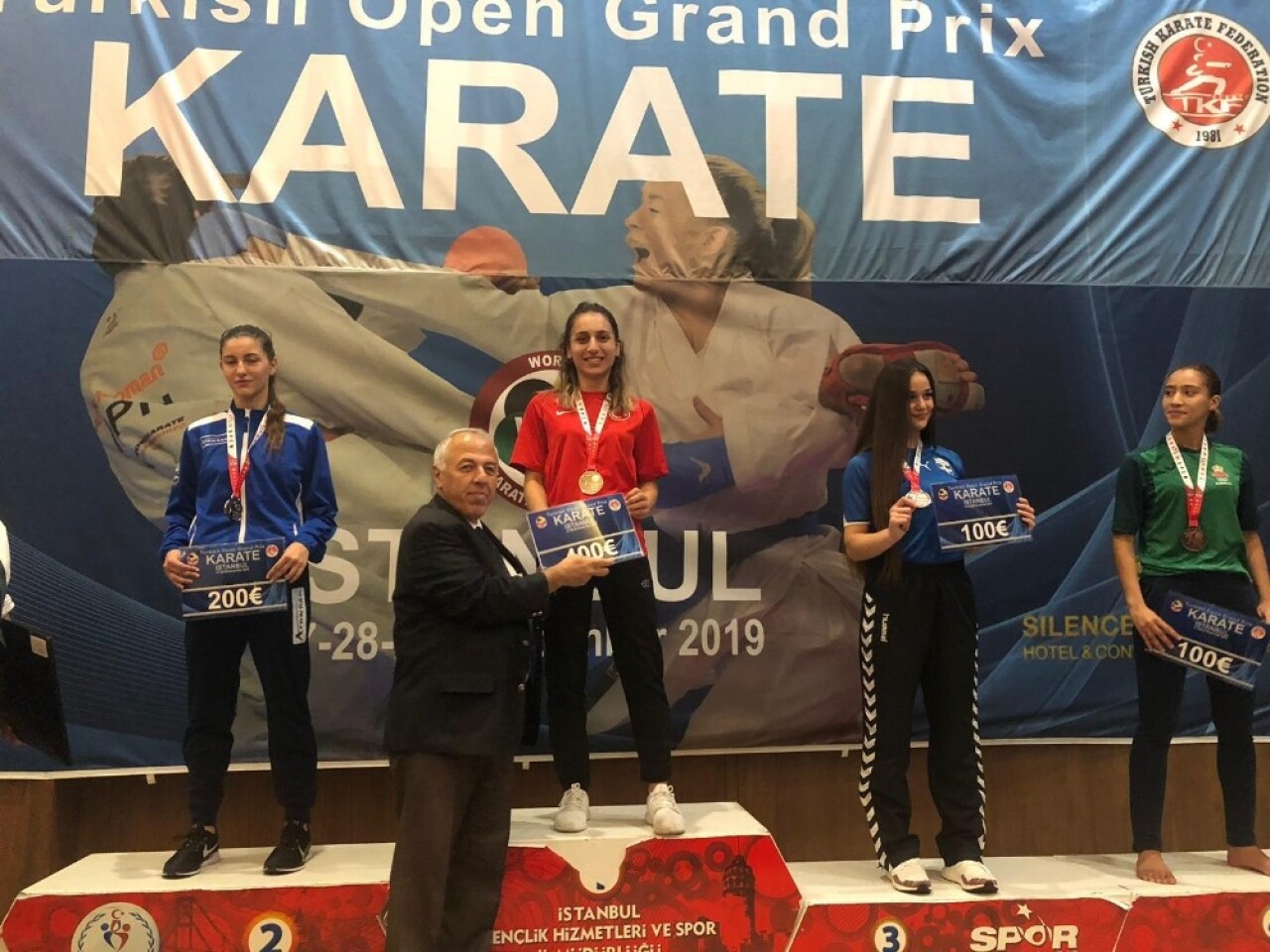 Kağıtsporlu sporcular karate turnuvasında madalyaları topladı