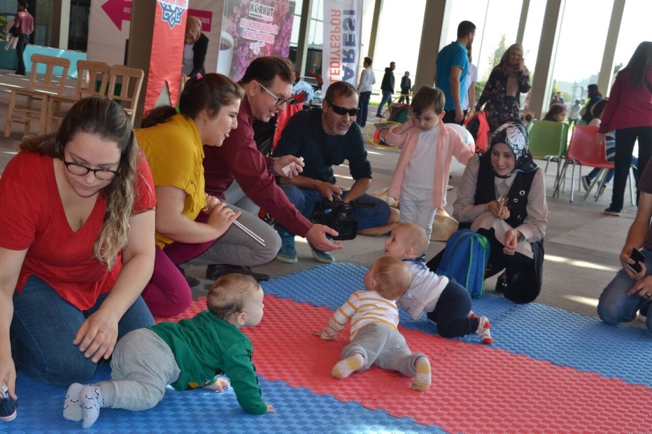 Karesi’de bebek emekleme yarışmasında renkli görüntüler oluştu