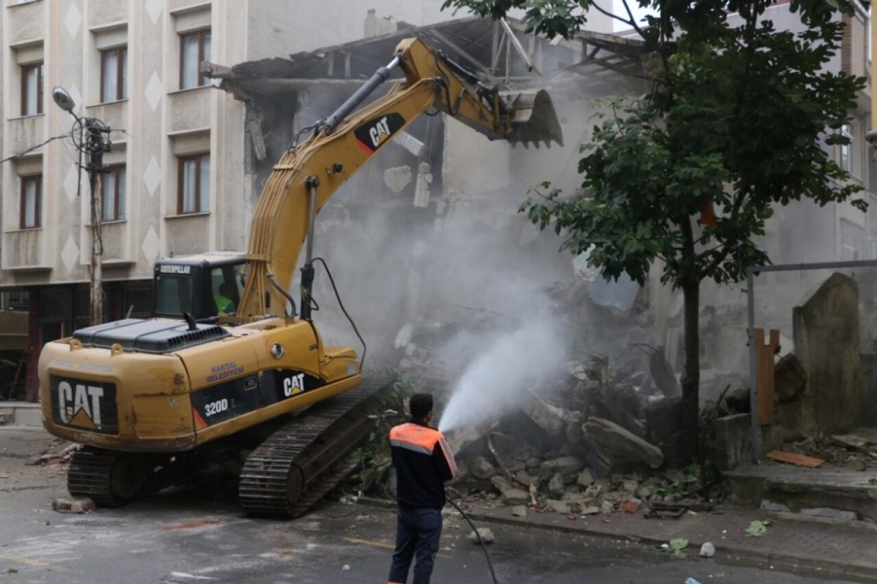 Kartal’da metruk bina yıkıldı