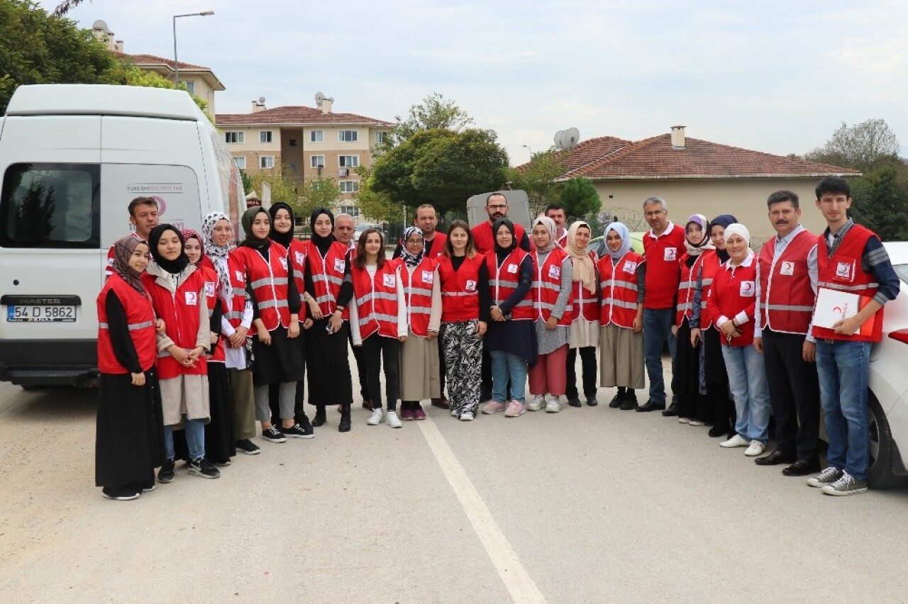 Kızılay, ihtiyaç sahibi bin 650 aileye kıyma ve kuşbaşı yardımı yaptı