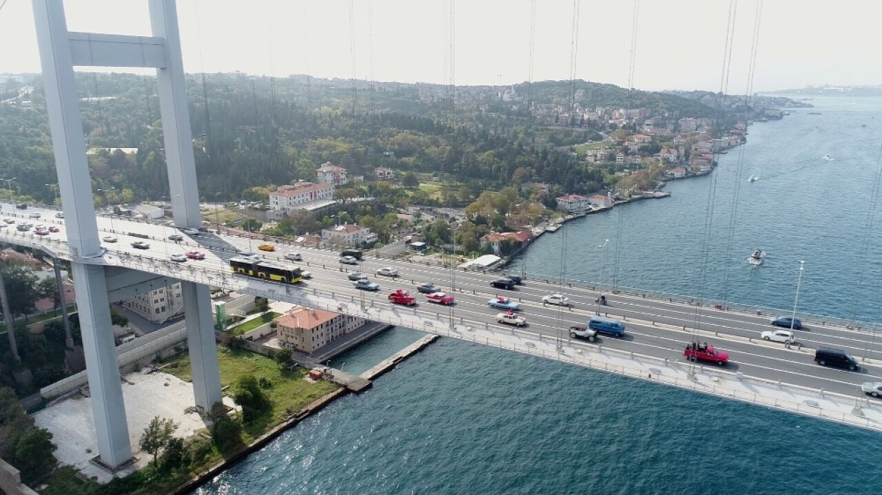 Klasik otomobillerin 15 Temmuz Şehitler Köprüsü’ndeki Cumhuriyet konvoyu havadan görüntülendi