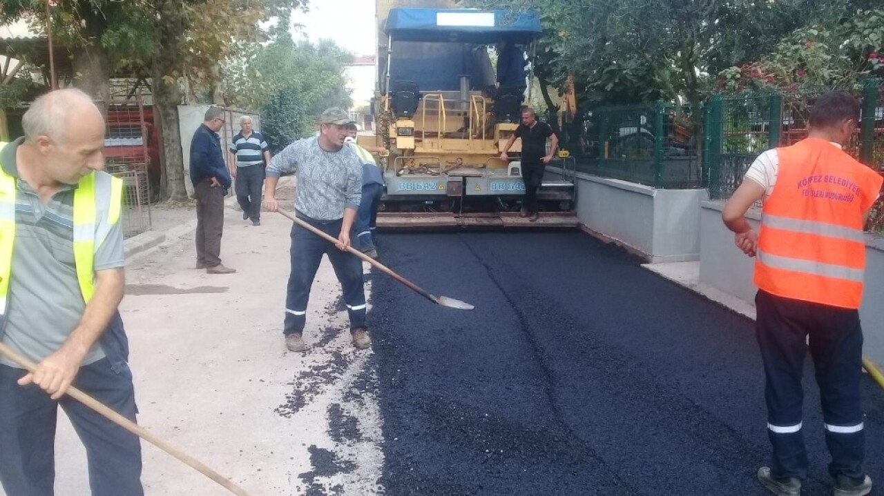 Körfez’de üç mahallede eş zamanlı asfaltlama