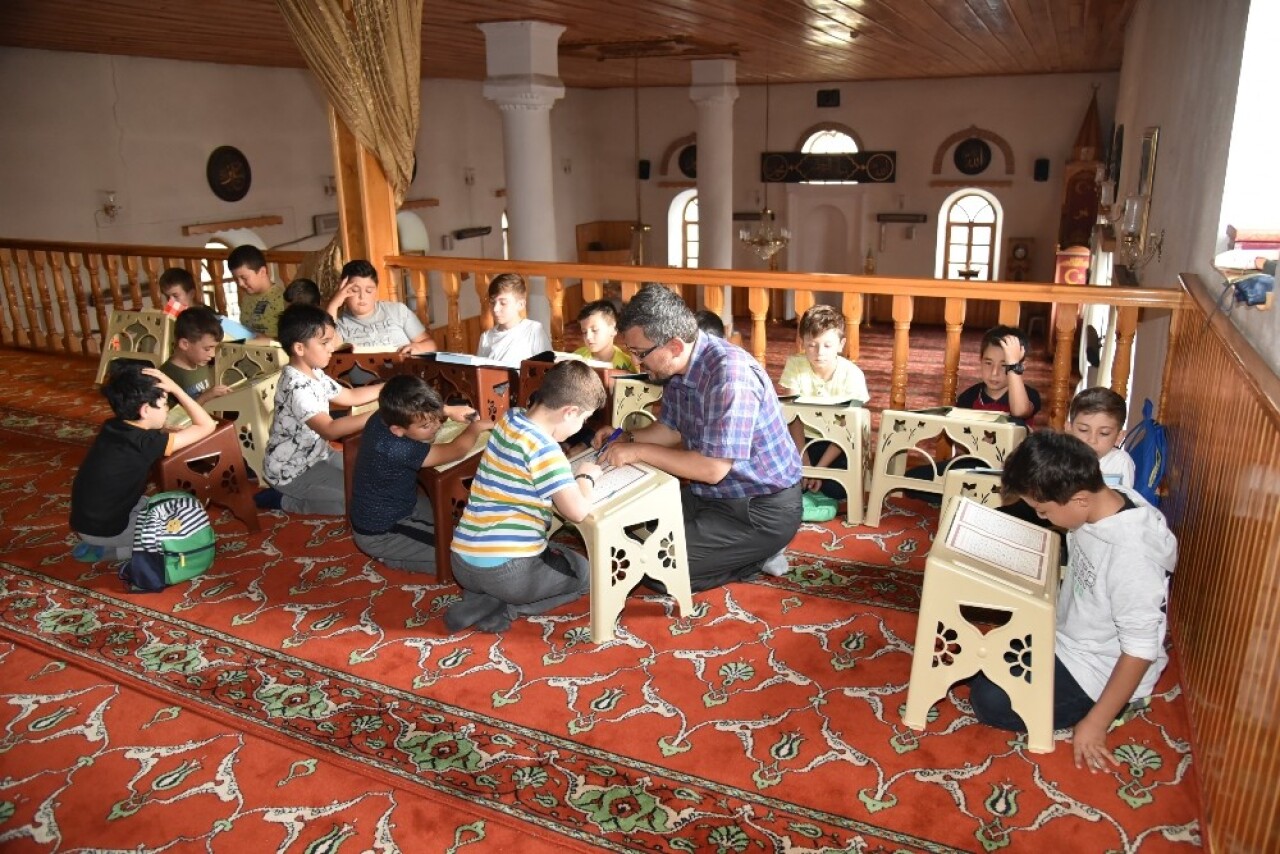 Kuran-ı Kerim Öğrenen öğrencilerden Mehmetçiğe Dua