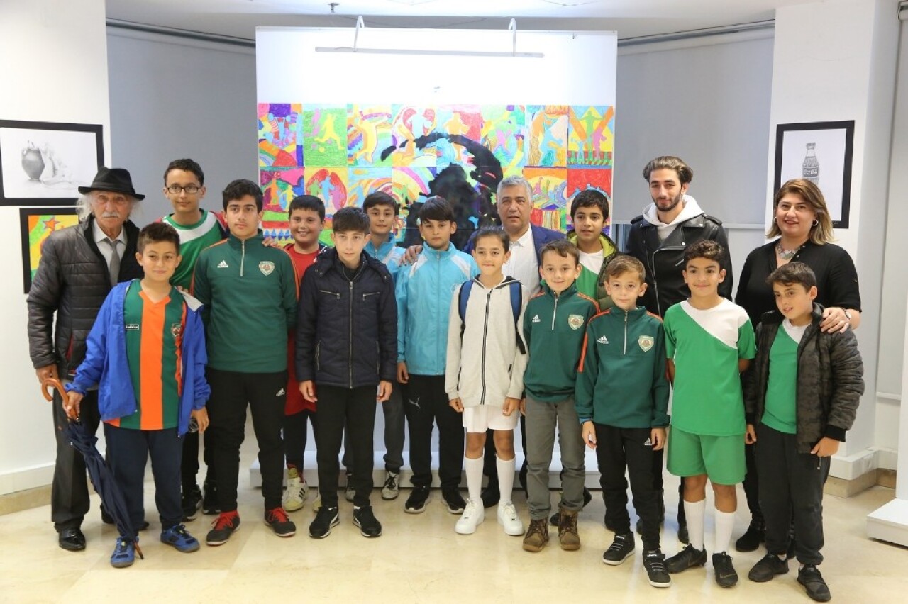 Maltepe’de minik futbolculardan resim sergisi