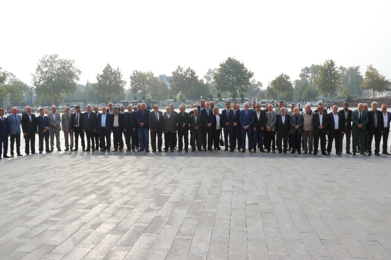Muhtarlar Derneği Federasyon Başkanı Erdem, Atatürk anıtına çelenk koydu