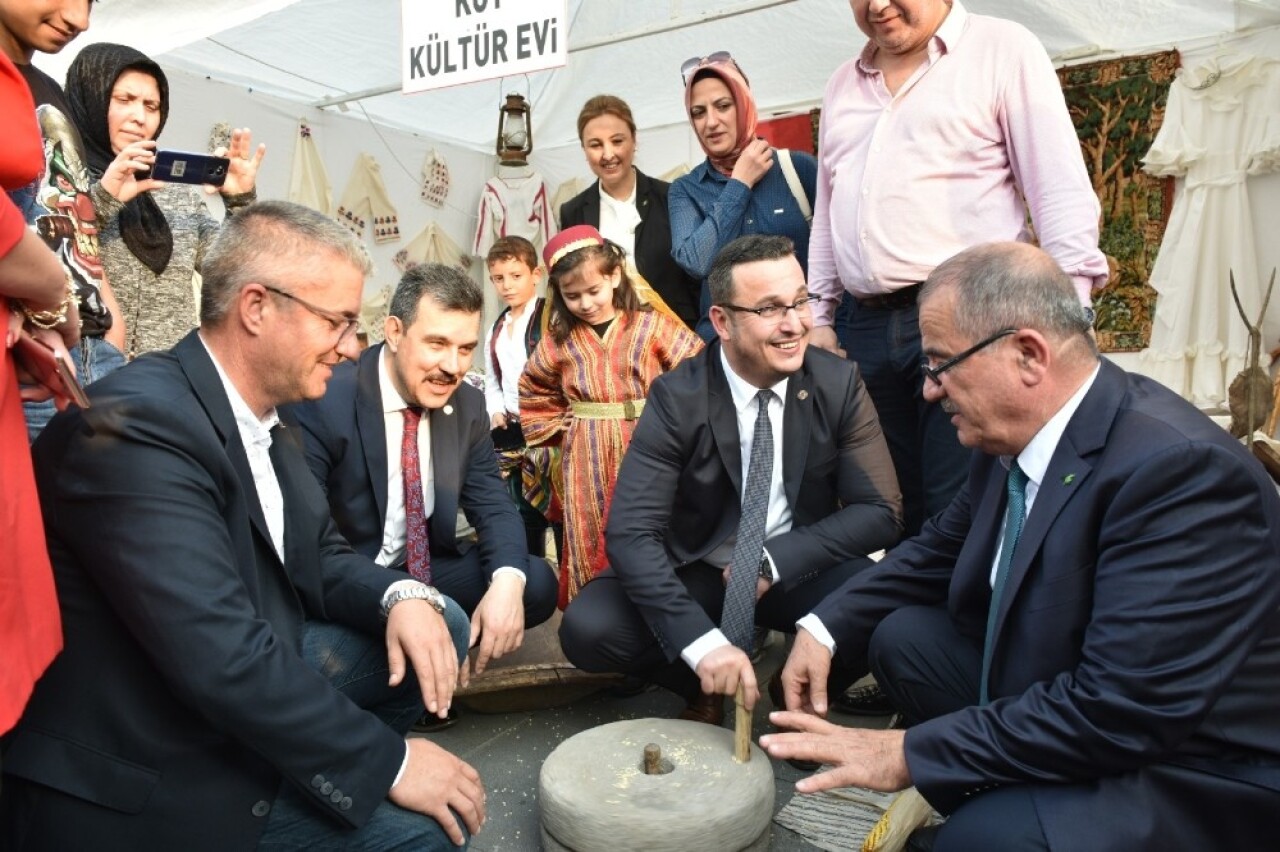 Mustafakemalpaşa’nın yöresel ürünleri festivalde sergilendi