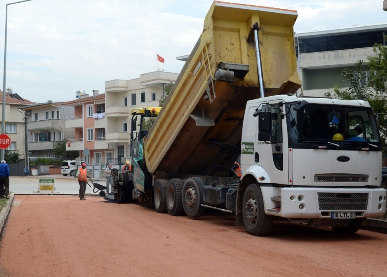 Osmangazi’de cadde ve sokaklar asfaltlanıyor