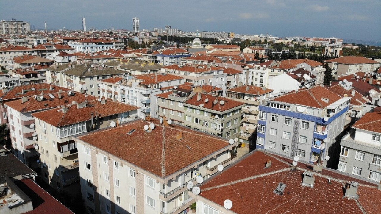 (Özel) Avcılar’da birçok vatandaş hasarlı evlerinden taşınıyor