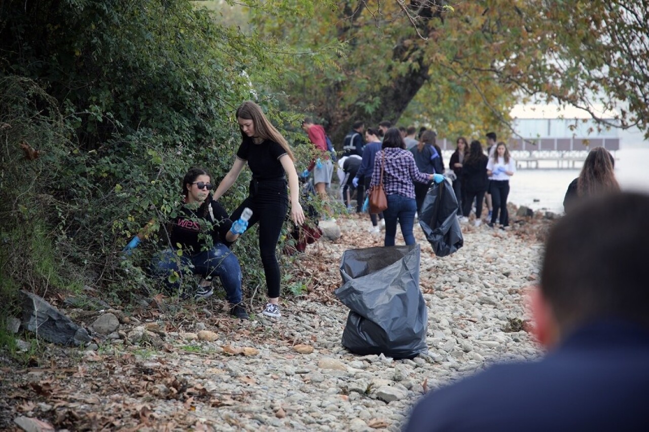 (Özel) Erasmus’lu öğrenciler Sapanca Gölü’nün kenarındaki çöpleri temizledi