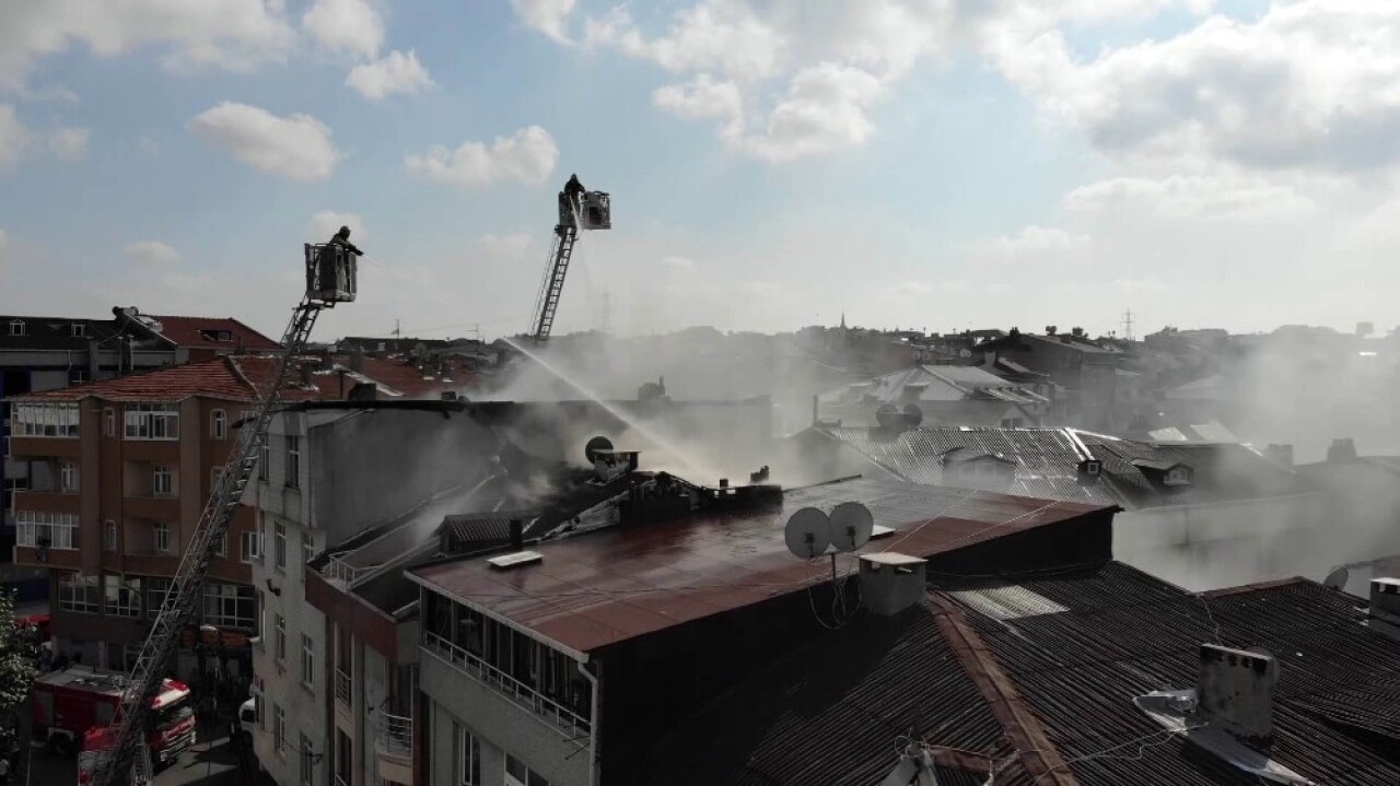 (Özel) Gaziosmanpaşa’da korkutan çatı yangını