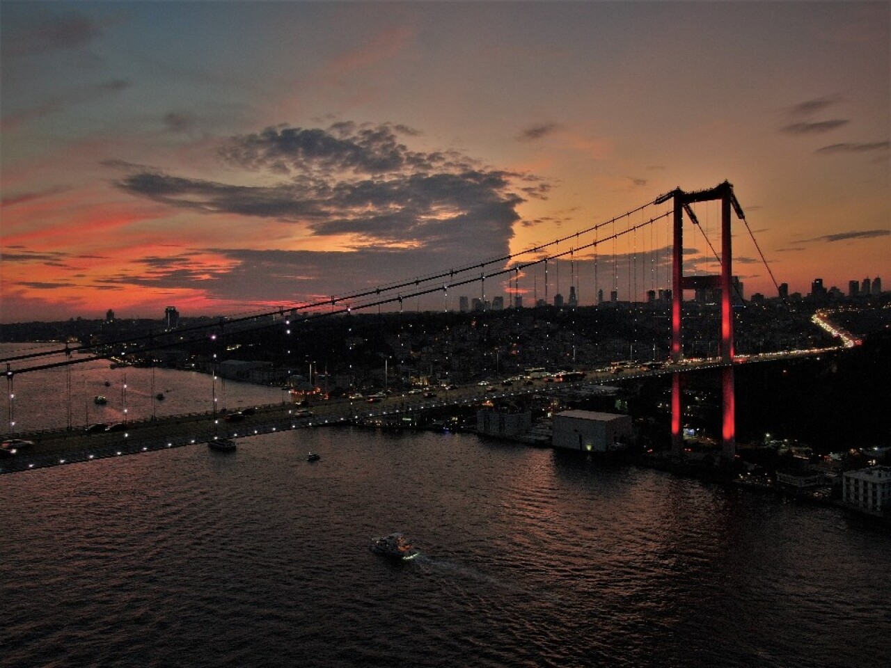 (Özel) İstanbul semaları kızıla büründü