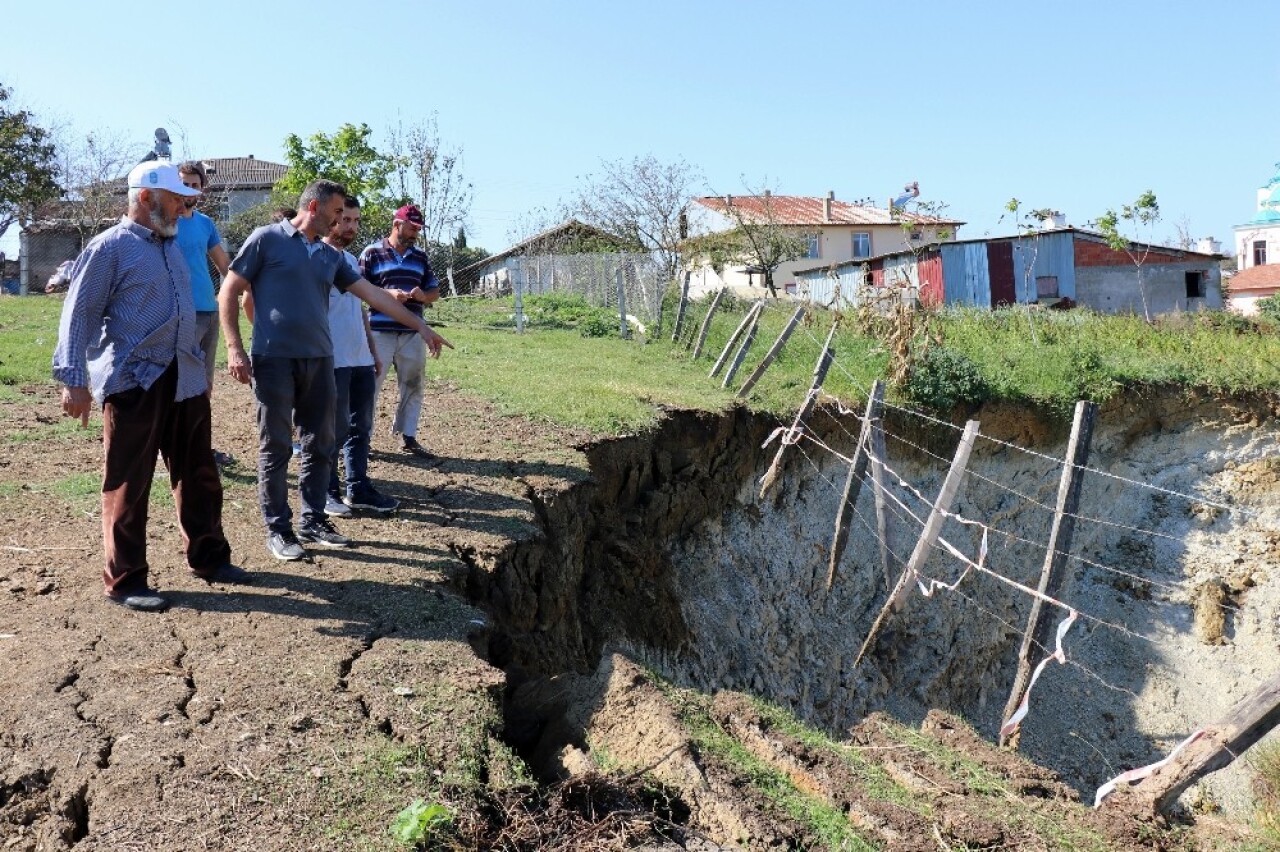 (Özel) Tünel inşaatının çökmesi nedeniyle arazilerinde derin çukurlar oluşan aile mağdur oldu