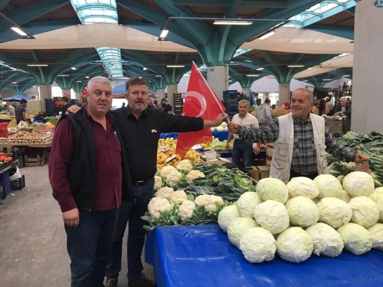 Pazarcılara Türk bayrağı dağıtıldı