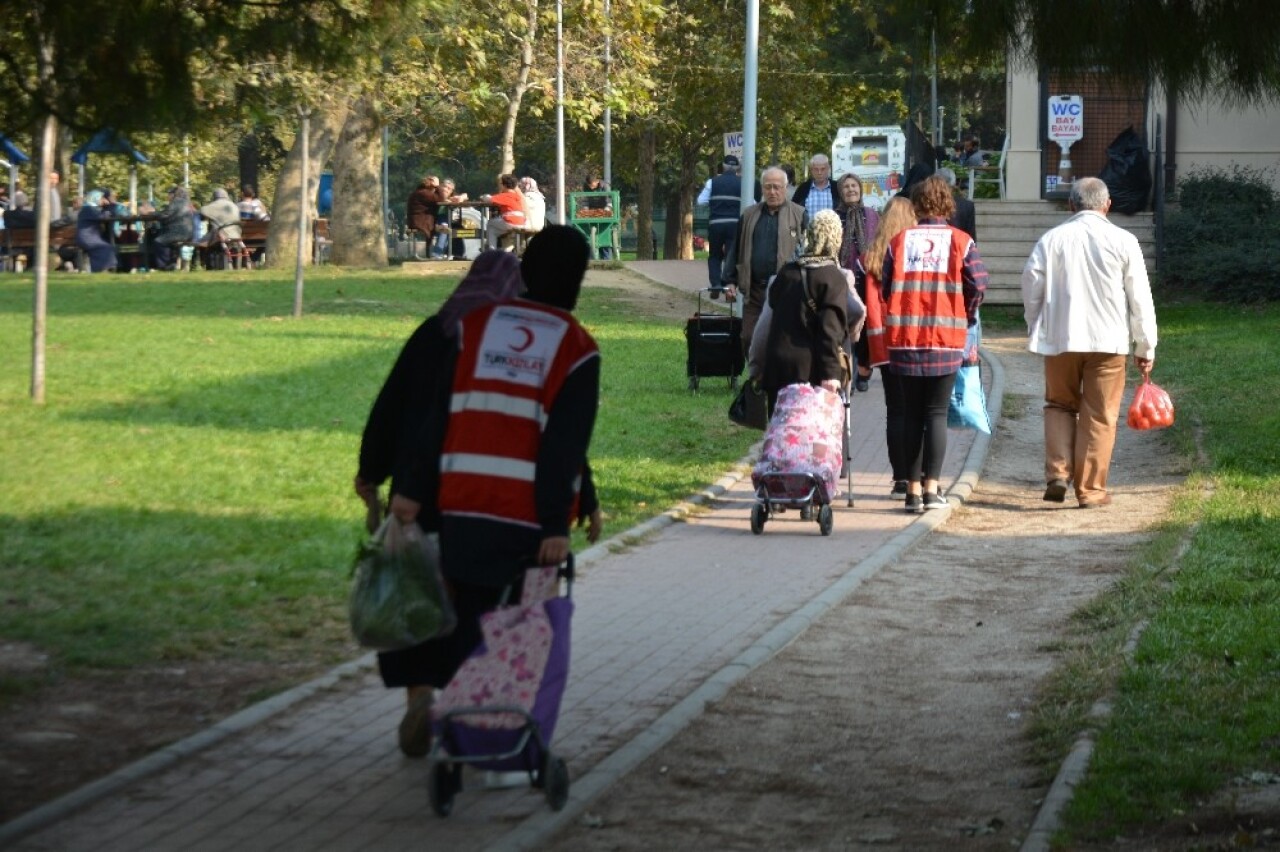 Pazardan dönen yaşlılara öyle bir sürpriz yaptılar ki...Kimse inanamadı