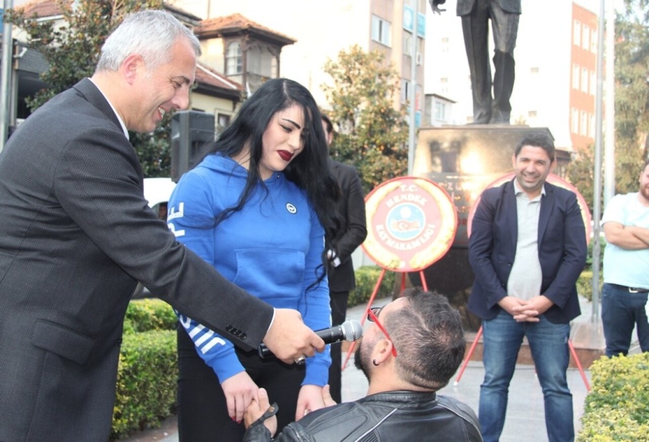 Sakarya’da Cumhuriyet Bayramı kutlamalarında sürpriz evlilik teklifi