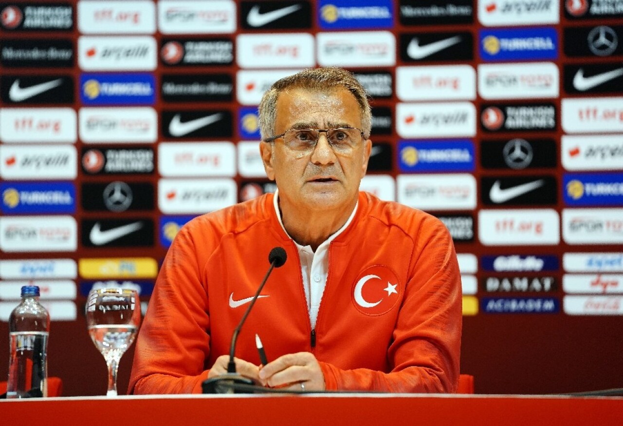 Şenol Güneş: "Oyuncularımızın karakterini sahada güçlü bir şekilde kullanmasını istiyorum"