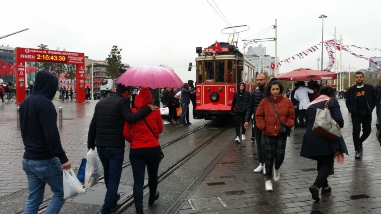 Taksim’de yağmur etkili oluyor