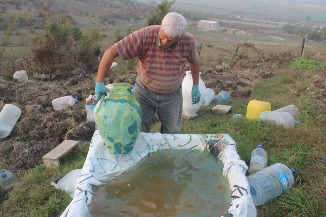 Toprak küpleri ebru ile süsledi