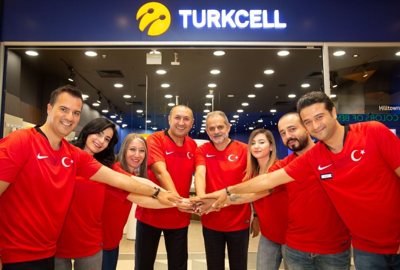 Turkcell çalışanları müşterilerine A Milli Takım forması giyerek hizmet verecek