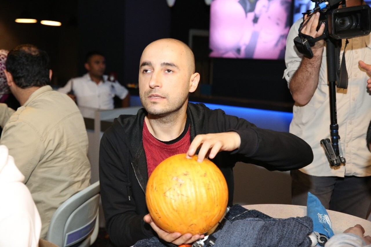 Ümraniye’de görme engelliler bowling oynadı