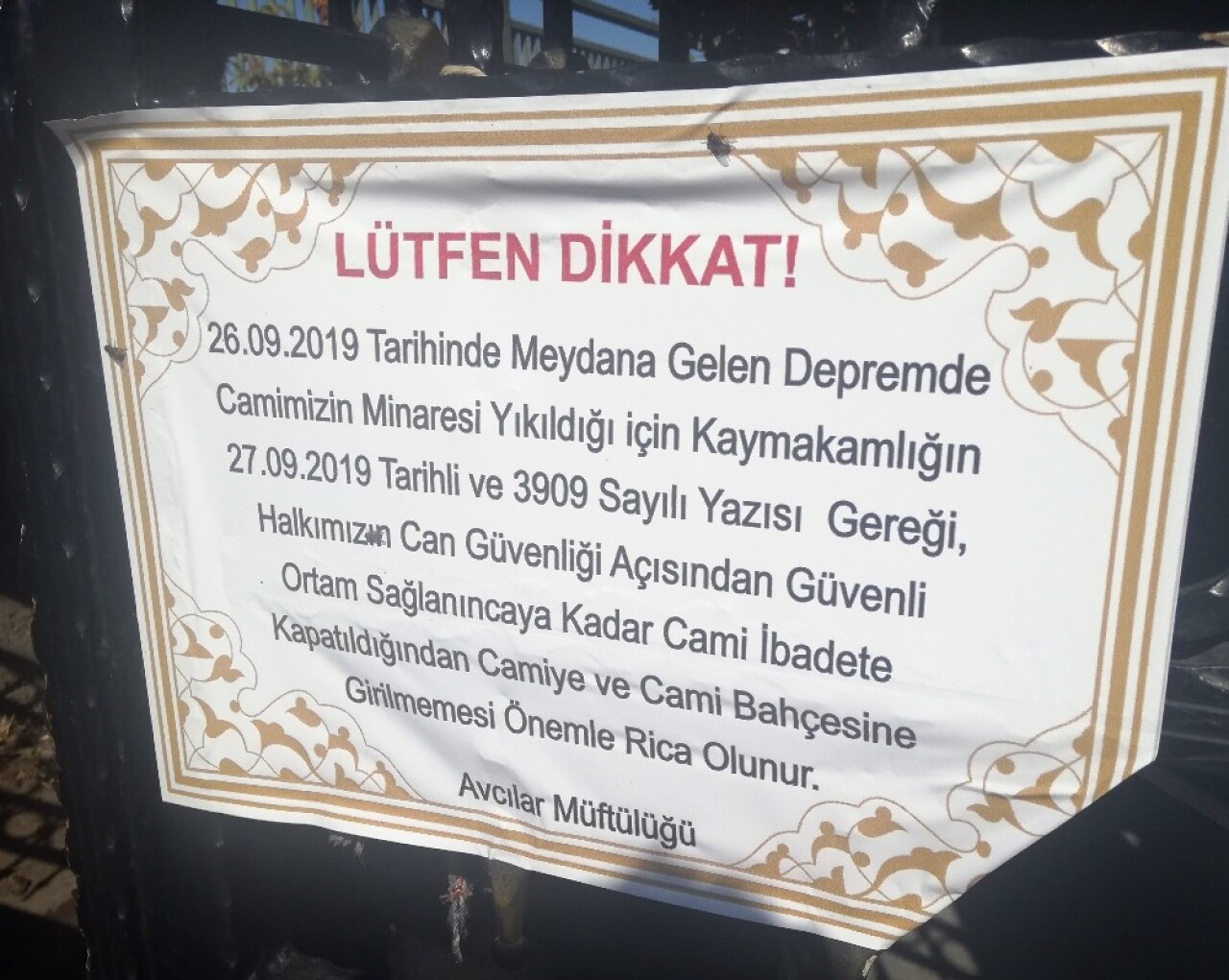 Vatandaşlar minaresi yıkılan caminin avlusunda oturmaya devam ediyor