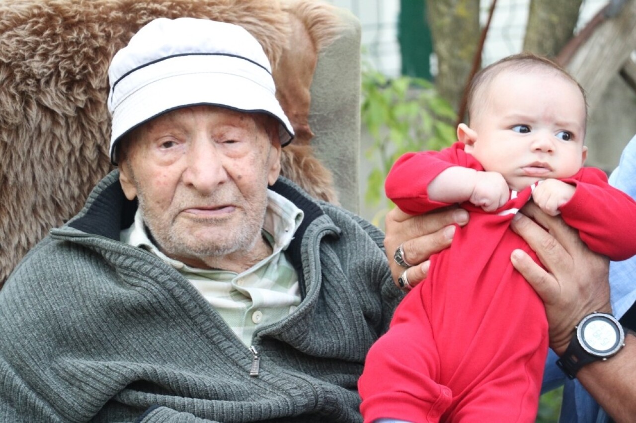 79 torunu olan ve 100 yaşına giren yaşlı adama torunlarından doğum günü sürprizi