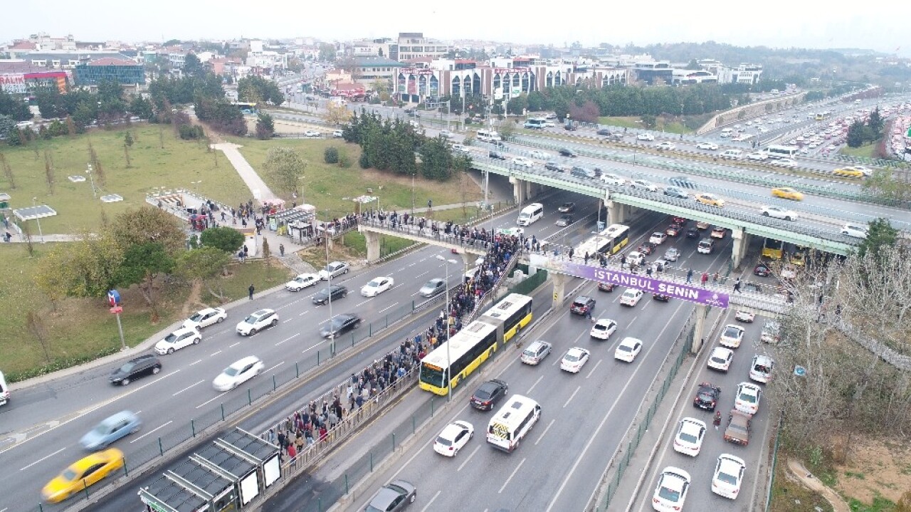 Altunizade metrobüs durağındaki yoğunluk havadan görüntülendi