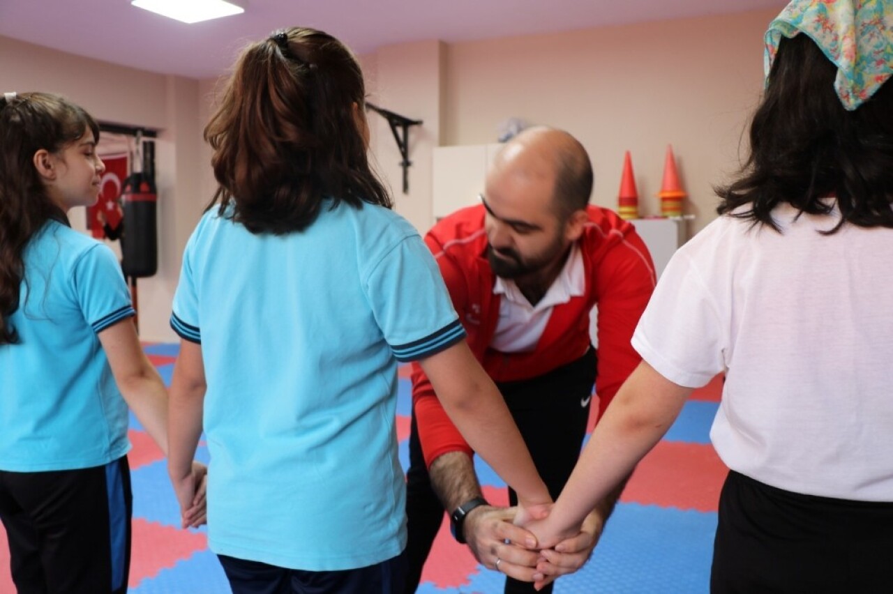 Annelerin spor yaptığı merkezde çocukları eğitim alıyor