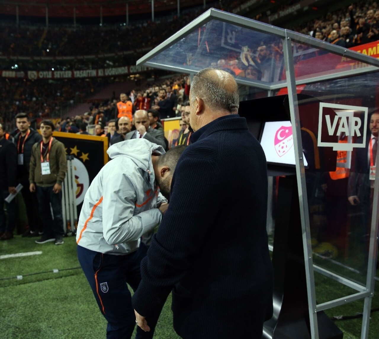 Arda Turan, Fatih Terim’in elini öptü