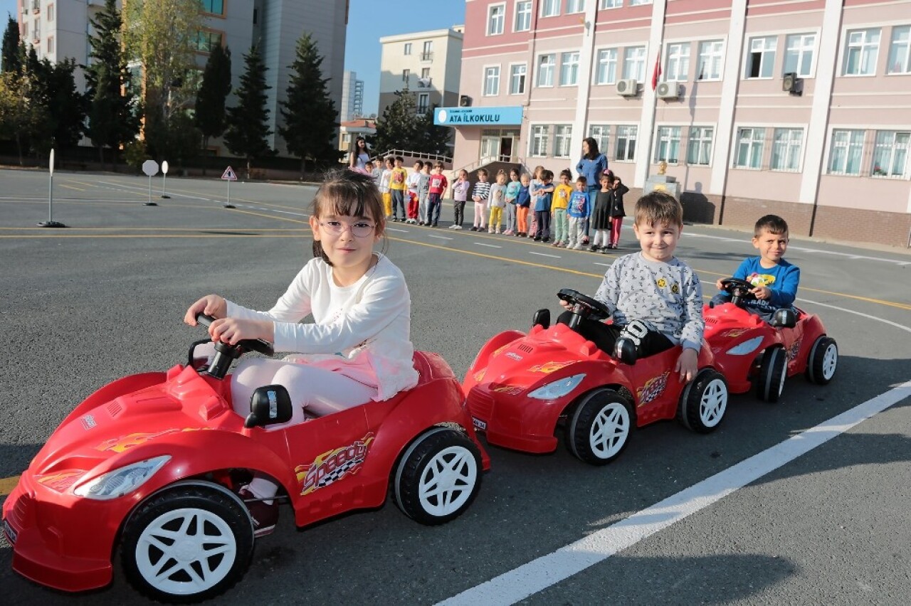 Ataşehir’de minik sürücüler trafik eğitiminde