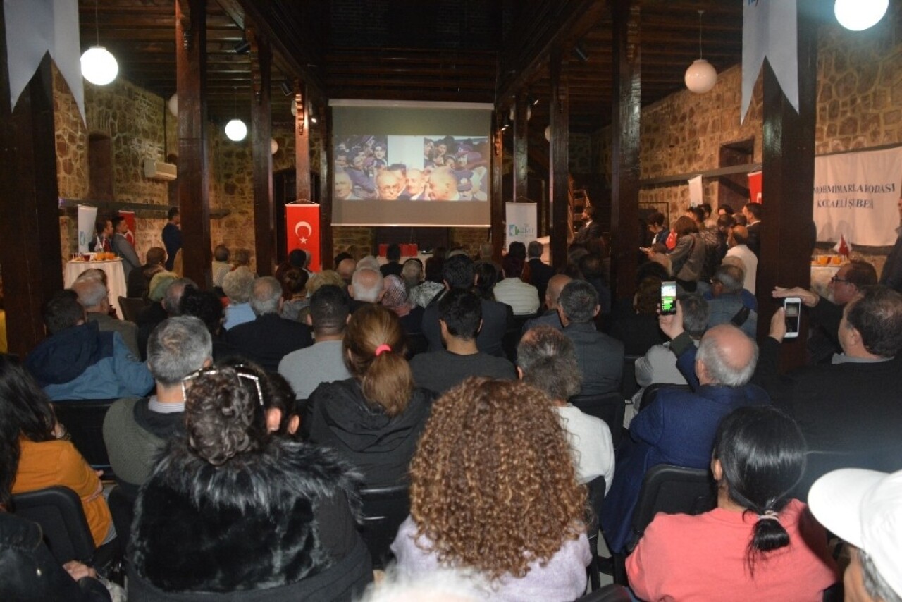 Atatürk Belgeseline İzmitliler’den yoğun ilgi