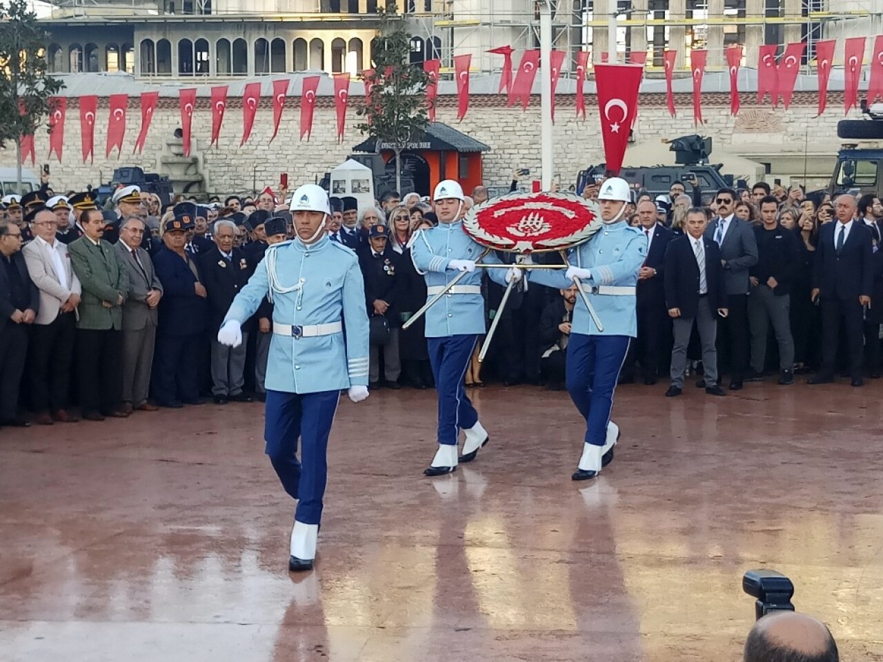 Atatürk Taksim’de de törenle anıldı