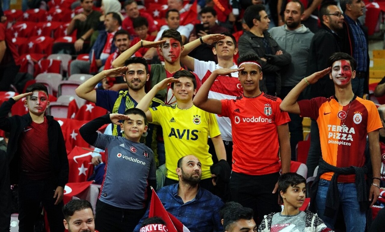 Avrupa Futbol Şampiyonası Elemeleri: Türkiye: 0 - İzlanda: 0 (Maç devam ediyor)