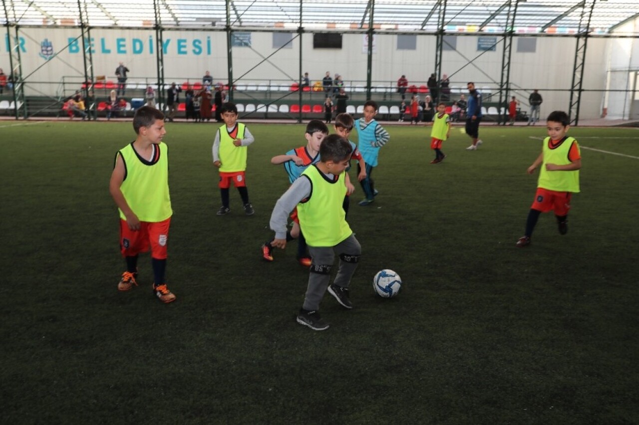 Başakşehir’de minik sporcular sahaya indi