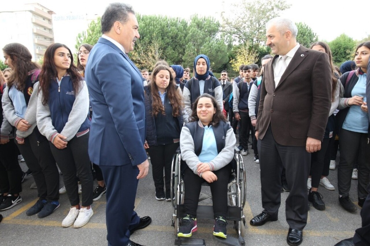 Başkan Büyükgöz bayrak töreninde öğrencilerle buluştu