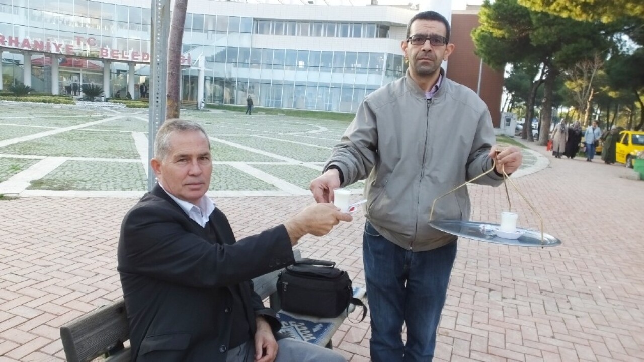 Burhaniye’de kahvehanelerde süt servisi başladı